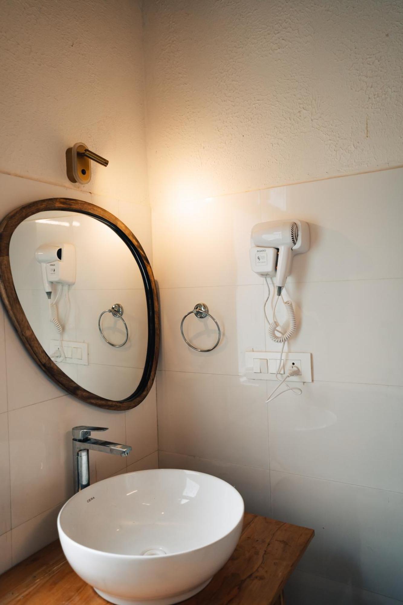Soho House Apartment Jibhi Luaran gambar
